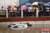 2012年6月10日18时左右，湖南株洲市建设北路杉木塘涵洞，朝北方向，一辆本地牌照小车被彻底淹没，司机坦言，自己是本地人，明知此处逢水必淹，但仍心存侥幸，结果是连手机都没抢救出来，全部被淹。而在杉木塘涵洞，朝南方向，一辆江西牌照货车被浸泡，三人被困，不久其中一人下水游出，方才脱困。泊伟 摄 图片来源：CFP视觉中国

