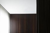铁刀木结合浅色的地板和简单的颜色选择，给室内以强烈，豪放的特点。光影，透明和半透明交合在一起，建筑师通过帷幔的广泛使用达到分割空间的目的。灯光被小心放置，从而照亮简单的细节，创造出一种独特的氛围。(via:室优嘉兰 – cugala)
