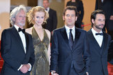 英国著名演员克里夫-欧文（Clive Owen）佩戴积家Master Ultra Thin Tourbillon超薄陀飞轮大师系列腕表，亮相最新力作《海明威与盖尔霍恩》（Hemingway & Gellhorn）首映礼。
（左起）导演菲利普-考夫曼（Philip Kaufman），女主角妮可-基德曼（Nicole Kidman），男主角克里夫-欧文（Clive Owen）以及演员罗德里格-桑托罗（Rodrigo Santoro）