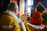 丹增仁波切为宽运法师献上哈达。丹增仁波切的前世是不丹第四世政教合一领袖塔辛-瑞吉，也就是登古寺的设计建造者。（图片来源：凤凰网华人佛教  图文：宏宗法师）