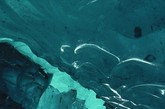 位于美国阿拉斯加州的冰川湾国家公园和保护区（Glacier Bay National Park and Preserve）里面尽现大自然的神奇造化和鬼斧神工。保护区内不仅地表风光壮美无限，而且地表以下的景象也让人称奇赞叹。以下图片展示了这里冰川内部被融水雕蚀成的晶莹剔透的洞穴，让人心醉神迷，无限向往。