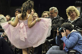 该选美大赛共吸引了100名13岁以下的小女孩参加，她们将盛装打扮，走上选美台展示自己。