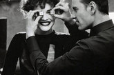 迈克尔·法斯宾德VS娜塔丽·沃佳诺娃，刊登于美版《Vogue》，这组图就含蓄得多了，主题为“摩登时代”气息。