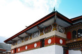 不丹将近有三百年是定都普纳卡的，此处阳光充沛，气候怡人。盛产果蔬稻谷。时至今日，当严冬来临时，皇室和法王仍会搬回此处过冬。（图片来源：凤凰网华人佛教  图文：宏宗法师）