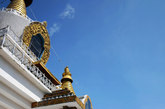 来到不丹的第三天早餐之后，我们就来到了廷布的中心——国家纪念碑，这是按不丹三世国王晋美。多吉。旺楚克国王的设想而建的标志性建筑，这个国王被誉为“现代不丹之父”，他结束了不丹与世隔绝的状态。（图片来源：凤凰网华人佛教  作者：宏宗法师  图文：宏宗法师）