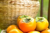 柿子在水果中甜味居首，被人们称为“最甜水果”，而由柿子做成的柿子饼，那就更甜。柿子不仅味道鲜美且营养丰富。但柿子也有不足之处，食之过多也有危害。