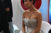 图为本次上海电视节，佘诗曼身着撞衫礼裙接受采访。