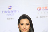2012年6月16日，上海，第15届上海国际电影节金爵奖评委媒体见面会举行。李冰冰、张扬等亮相。李冰冰当日穿着白色V领连身裙搭配黑色小西装，装扮十分干练。披散的长发与精致的妆容又不乏女性的优雅与甜美。