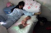 冯建梅的丈夫邓吉元告诉记者，这张照片是他的姐姐所拍。当时邓吉元正在赶回老家的路上，他的姐姐听说医院不让带出死胎，就为他拍了这张照片。后来，由于对这一行径感到强烈不满，就让朋友代为传到网上，进行控诉。

