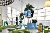 现代，简约，舒适，这是阿姆斯特丹史基浦国际机场候机室，荷兰设计师用生动的色彩和几何家具塑造一个了舒适的角落，给予游客至高的享受。