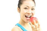 苹果

　　解决便秘功效：堪称水果之王，它含有多种维生素和矿物质、苹果酸鞣酸和细纤维等，许多孕妇怕胖，多吃苹果则可防止过度肥胖，同时对胎儿发育很有帮助。苹果对肠胃功能也具调节作用。 若能连皮一起吃，无论便秘或拉肚子都能改善，为便秘所苦之孕妇不妨多尝试。

　　推荐水果餐：苹果什锦饭

　　材料：白米饭1碗（约150克），富士苹果1个，火腿3片，番茄1个，青豆、玉米粒少许，芹菜1根，植物油、盐、味精适量。

　　做法：

　　1、苹果洗净、切丁，用盐水泡过、捞起，沥干水备用。

　　2、番茄洗净、切小块；火腿切小块，芹菜去叶、洗净、切小 丁，备用。

　　3、起热锅，放1小匙油，将芹菜丁炒香，加入苹果丁、番茄、火腿、芹菜及青豆仁、玉米粒、调味料翻炒后，再放进熟米饭，以大火迅速炒匀，即可起锅食用。
