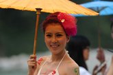 2012第四届中国都江堰（虹口）国际漂流节在虹口乡拉开帷幕，两位身着性感的模特儿以“水中人体彩绘”的方式吸引从不同地方来的民众，为国际漂流节助兴。    