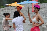 2012第四届中国都江堰（虹口）国际漂流节在虹口乡拉开帷幕，两位身着性感的模特儿以“水中人体彩绘”的方式吸引从不同地方来的民众，为国际漂流节助兴。    
