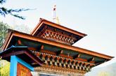 在塔顶可以俯瞰整个普纳卡谷地的景色，真是美丽绝伦。卡姆沙耶里纳耶纪念碑是不丹建筑和艺术的杰出典范，同时也是人类宗教建筑史上的一颗明珠。（图片来源：凤凰网华人佛教  图文：宏宗法师）
