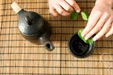 茶：控制肿瘤生长。品茗是古老的消遣，东方人早就知道喝茶有益健康。建议每天一杯。研究发现，茶叶中的某些成分可以抑制肿瘤的形成和生长，降低患几乎所有癌症的风险。
