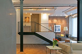 JW/G Loft位于美国纽约的Flatirion区，是罗德里格斯建筑工作室为一对年轻的职业夫妇特别设计的面积为3200平方英尺的公寓。这项工程将旧式厂房改造成一个现代Loft，搭建一个外部露台，完成了一次伟大的革新（主要是在于达到公共区域和私人空间的最佳协调关系）。

