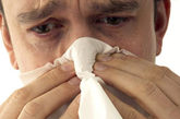 1、洗鼻法

西医学认为当人体受凉、淋雨等诱发因素使得呼吸道纤毛摆动频率降低，鼻粘液及其吸附的病毒、细菌以及真菌等停留在鼻腔的时间大大增长，从而使得引起感冒的病毒得以大量繁殖并侵入人体，引发感冒。因而感冒时反复用盐水冲洗鼻腔可将鼻腔中的病毒洗出，防止病毒在鼻腔中大量繁殖并不断侵入人体。此法可在2到4天内治愈感冒，且无副作用。

