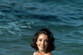 伊丽莎白·泰勒（Elizabeth Taylor），1959年拍摄《夏日痴魂》身着白色泳装，优雅迷人。 

