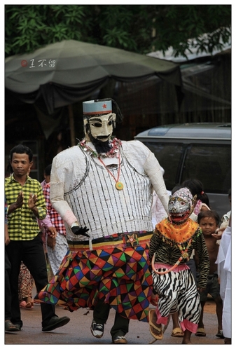 实拍柬埔寨亡人节上的亡灵游行(多图)