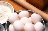 鸡蛋与什么相克？鸡蛋营养丰富，是家庭常用食材。不过吃鸡蛋也是有讲究的，吃完鸡蛋后不能立即饮茶、不能立即吃消炎药、不能立即吃兔肉等。吃完鸡蛋后有七件事是不能立马做的。
