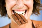 10、巧克力 

　　巧克力会使情绪失控。巧克力会造成情绪更加不稳与嗜糖，除了会发胖之外，也会增加对维他命B的需求。 

　　同时，糖会消耗身体内维他命B与矿物质，并使人更爱吃醣类食物。进食高醣类的甜食，不但无法改善经期不适症状，反而可能因为血糖不稳定，影响体内荷尔蒙的平衡，加重不舒服的感觉。 
