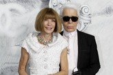 图为：时尚女魔头安娜·温图尔（Anna Wintour）和老佛爷（Karl Lagerfeld）两人呈现完美的黑白配，一袭白色粗花呢连衣裙的安娜诠释了香奈儿的经典。