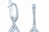 AURA梨形钻石耳环
这枚梨形切割Aura耳环，钻石优雅宜人与纯净美态展现无遗。
