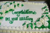 婚礼上选择颇具创意的蛋糕固然是好，但若创意过于怪诞、病态，那就不可取了。
　　作为婚礼上最重要的点缀元素，蛋糕不仅能够为婚礼现场增添浪漫氛围，还会让新婚夫妇感受甜蜜瞬间。而如下的这些摘自《Cake Wreck》的婚礼蛋糕，有以万圣节为主题的，有僵尸主题的，有以车祸为主题的，还有无头新娘样式的，甚至还有存在拼写错误的蛋糕。
　　正值如火如荼的结婚季，情侣们可能会选择传统的白色糖霜水果蛋糕，可如今谁又会喜欢它呢？
