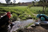妇女们在Foladi村的溪水中洗锅