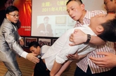 香港催眠师杨安在重庆举办催眠公益讲座。演讲过程中，杨安展示了“人桥”催眠术，体验者被催眠后身体僵硬，头足支撑在椅子上悬空后，身体能承受成年人的踩踏。
