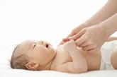 3.鼻塞

小宝宝常出现吃奶时的鼻塞，尤其是刚出生不久的宝宝，或是感冒的宝宝。宝宝鼻腔中有很大的鼻痂，会使鼻腔阻塞，迫使宝宝用嘴呼吸。这样，干燥的空气刺激咽部，造成咳嗽等不适，就会引起宝宝突然大哭。

应对方法：要学会用清水滴注或用器具清理鼻腔，软化鼻痂，清除鼻腔中的阻塞物后，宝宝才能顺利地吸吮，继续安然入眠。

