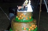 婚礼上选择颇具创意的蛋糕固然是好，但若创意过于怪诞、病态，那就不可取了。
　　作为婚礼上最重要的点缀元素，蛋糕不仅能够为婚礼现场增添浪漫氛围，还会让新婚夫妇感受甜蜜瞬间。而如下的这些摘自《Cake Wreck》的婚礼蛋糕，有以万圣节为主题的，有僵尸主题的，有以车祸为主题的，还有无头新娘样式的，甚至还有存在拼写错误的蛋糕。
　　正值如火如荼的结婚季，情侣们可能会选择传统的白色糖霜水果蛋糕，可如今谁又会喜欢它呢？
