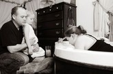 Lynsey Stone是美国一位专注于拍摄婴儿出生过程的女摄影师，她用镜头记录下了多个家庭宝宝出生的瞬间，有顺产、水中分娩，甚至也拍摄剖腹产过程，让人看了感动又震撼！一起欣赏吧！