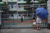 7月13日上午8时，广西柳州谷埠路公办幼儿园开始招生报名，其中近百名市民提前两天就开始排队，由于人数众多，甚至一度惊动了警方。11日清晨，数十名市民已经搬来凳子，在酷暑下守侯。2天2夜的排队，蚊虫的叮咬，让家长苦不堪言。据统计，2011年柳州市区有171所幼儿园，其中公办幼儿园只有14所。因此为了让孩子进得了公办幼儿园，家长不惜彻夜排队。