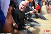 当地时间2012年7月12日，摩洛哥Dalia，无四肢的法国男子菲利普·克罗松游泳5小时成功穿越9英里的直布罗陀海峡。这名在一次高压电事故中被截去四肢的法国男子之前已经成功穿越过英吉利海峡。