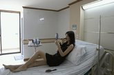 患者在接受完变性手术后在医院病房中休息。

