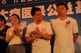 CCTV著名新闻节目主持人张泉灵，《凤凰周刊》记者部主任邓飞与凤凰新媒体COO李亚上台接受颁奖。（摄影：李非凡）
