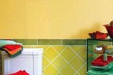 单色瓷砖难免会令人乏味，通常与花式瓷砖搭配使用。其实，单色的同色系瓷砖使用时稍加变化，同样可以无限精彩。如卫浴空间较大，可运用大量深色系瓷砖配浅色系瓷砖，既不失稳重，又活跃气氛。