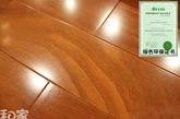 选购优质地板：要注重地板环保性能。
 
 
地板的环保性能是消费者普遍关心的问题，选择地板时首先考虑的应是产品的环保性，其次才是产品的其他性能，以及价格。地板的环保性能可以通过验看有无相关的绿色环保证书来确认地板是否为环保产品。