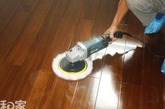除了进行装修后的清洁外，还要注意在铺贴后1~2个月对地板进行打蜡，这一项工序十分重要。想要地板能够历久如新，铺贴后的第一次打蜡是非常重要的。