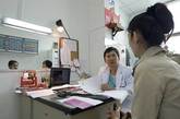 患者在接受变性手术前在接受医生的检查。

