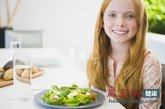 有些食物生吃或熟吃摄取的营养成分是不同的。比如，番茄中含有能降低患前列腺癌和肝癌风险的番茄红素，要想摄取就应该熟吃。但如果你想摄取维生素C，生吃的效果会更好，因为维生素C在烹调过程中易流失。
