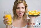 喝果汁与吃水果相比 哪个更营养？