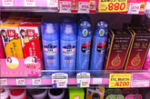 日本是个非常注重头发蓬松和发量的国家，不仅在电视中经常看见生发产品的广告，这也绝不是女人的专利，不少生发产品都有专门的男性装。药妆店也常常摆满这样的生发产品，比一般洗发水价格也高出一大截哦！