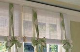 青葱岁月
让你的百叶窗充满你的风格就需要你的巧手打造了，将布料的宽度折成7英寸，两边的长度基本相当，再打上一个漂亮的蝴蝶结。