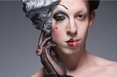 摄影师Leland Bobbe，拍摄了一系列名为Drag Queens的照片，似乎想要透过男人化妆以及发型来告诉大家凡事不能只看一面，就像男人化了妆，弄了发，也能跟女人一样展示出最妩媚的一面。

