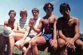 来自美国加利福尼亚的五位男子自1982年以来，每隔五年便会在同样的地点以同样的姿势拍摄合影，至今已有30年。
　　5名男子之中瓦尔德罗（John Wardlaw）家住在科普柯湖畔的一个小木屋里。1982年的7月，还是高中生的这5名男子一起来这里度假。心血来潮之时，他们拍下了第一张照片。那一年，他们都才19岁。后来，5名男子都进了大学，但每年暑假还是会回到这里度假。直到1987年，瓦尔德罗和大家建议，拍一张和5年前一模一样的照片。于是，他们在科普柯湖畔的长板凳上再次拍下相同的照片。
　　就这样，他们每五年就会在这里使用相同的相机角度、姿势合影，记录时光的变换。至今已过去30年，而他们的合影也增加至7张。
