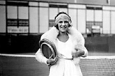 苏珊·朗格伦是女子网球历史上最伟大的运动员之一，是第一位转为职业网球选手的女子网球运动员。在1919年到1926年间，她只输过一场比赛。苏珊·朗格伦改长袖为短袖，并配以宽松的过膝百褶裙和长袜，她这身轻便装备成为了女子网球服历史上一个闪亮的符号，帮助她获得了6次温网冠军和两枚奥运金牌。