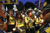 7月29日，日本东京，示威者在国会议事堂附近举行反核示威游行。自2011年3月11日在福岛发生的核电事故后，反对使用核能的抗议浪潮蔓延至日本各地。