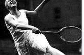 女子网球运动员的着装取得的翻天覆地的变化，除了与时代的发展有关，也离不开一些女运动员为改变着装所付出的勇气和努力，她们敢于尝试，愿意做那个“第一个吃螃蟹的人”，在那个封建的年代，她们付出了名誉的代价。苏珊·朗格伦是第一个脱掉紧身束胸、露出小腿和手臂进行比赛的女球员，她的短袖+百褶裙+短袜的装束被媒体评为“网球场上的裸腿之战，被保守的英国球迷称为“法国荡妇”。